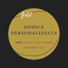 Carica l&#39;immagine nel visualizzatore di Gallery, QR code GOLD dedica - &quot;PERSONALIZZATA&quot; - CANZONE PERSONALIZZATA - LA CANTANTE CON LA VALIGIA
